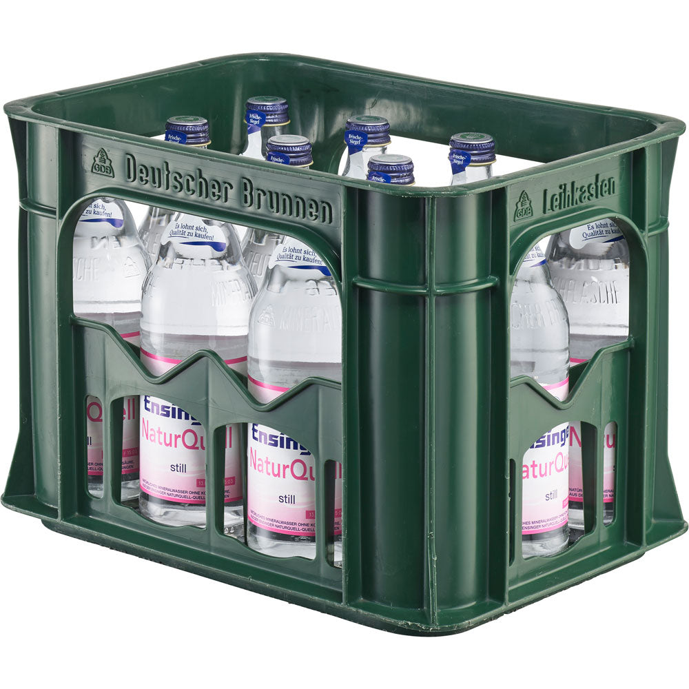 Grüne Kiste mit zwölf klaren Flaschen Ensinger NaturQuell Still (12x0,5L MEHRWEG), einem natriumarmen Mineralwasser der Marke Ensinger.