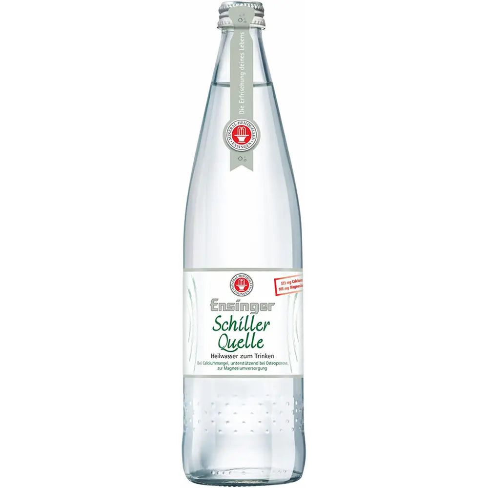 Eine 0,75L Schillerquelle Mineralwasserflasche mit silbernem Verschluss und weißem Etikett, reich an Mineralstoffen, bietet pure Erfrischung. Erhältlich als Ensinger Schillerquelle 12x 0,75 Liter (MEHRWEG).