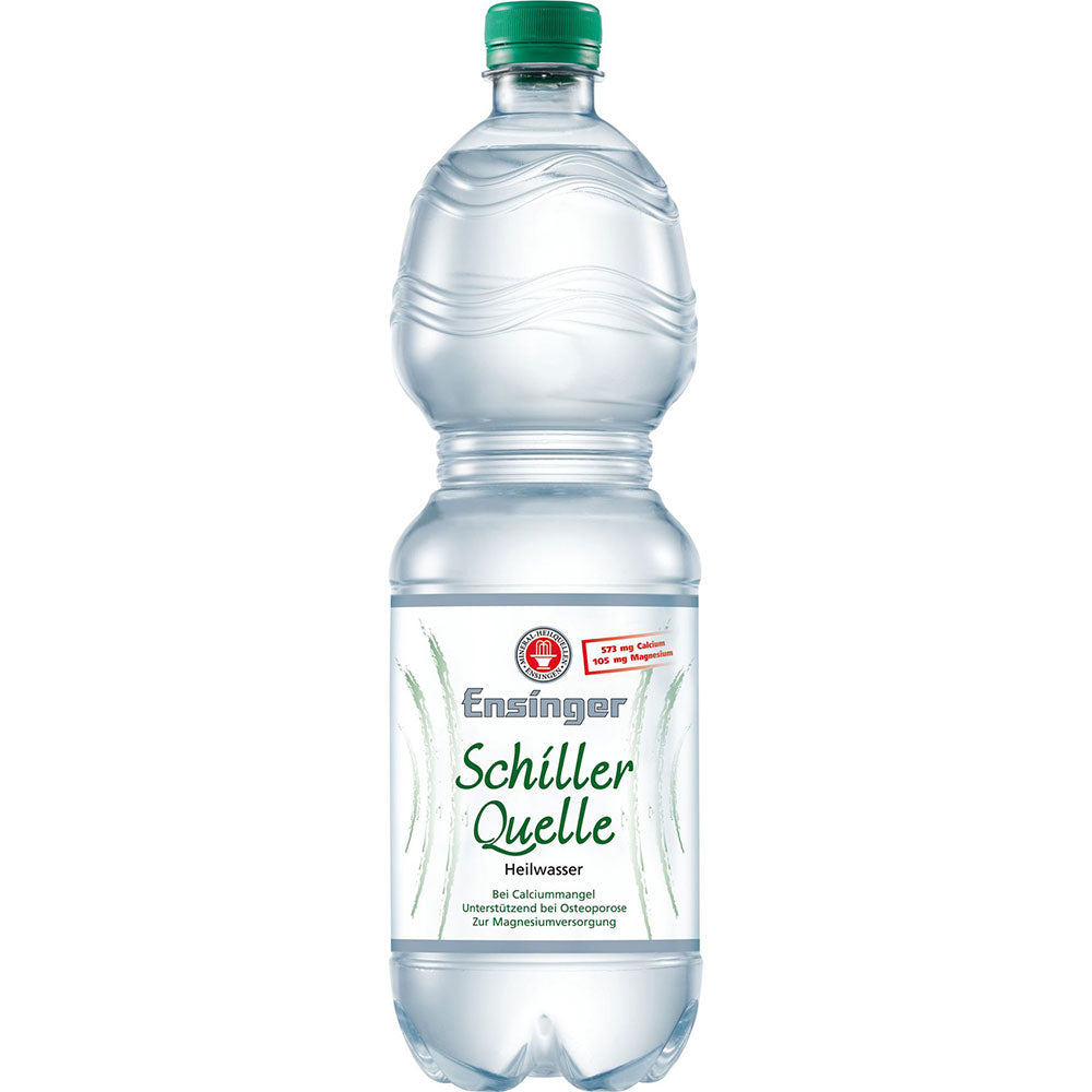 Die klare 1-Liter-Kunststoffflasche Schillerquelle Ensinger Schillerquelle Mineralwasser (Einweg) mit grünem Verschluss und weißem Etikett ist reich an Mineralstoffen und spendet erfrischende Flüssigkeit. Erhältlich im 9er-Pack.