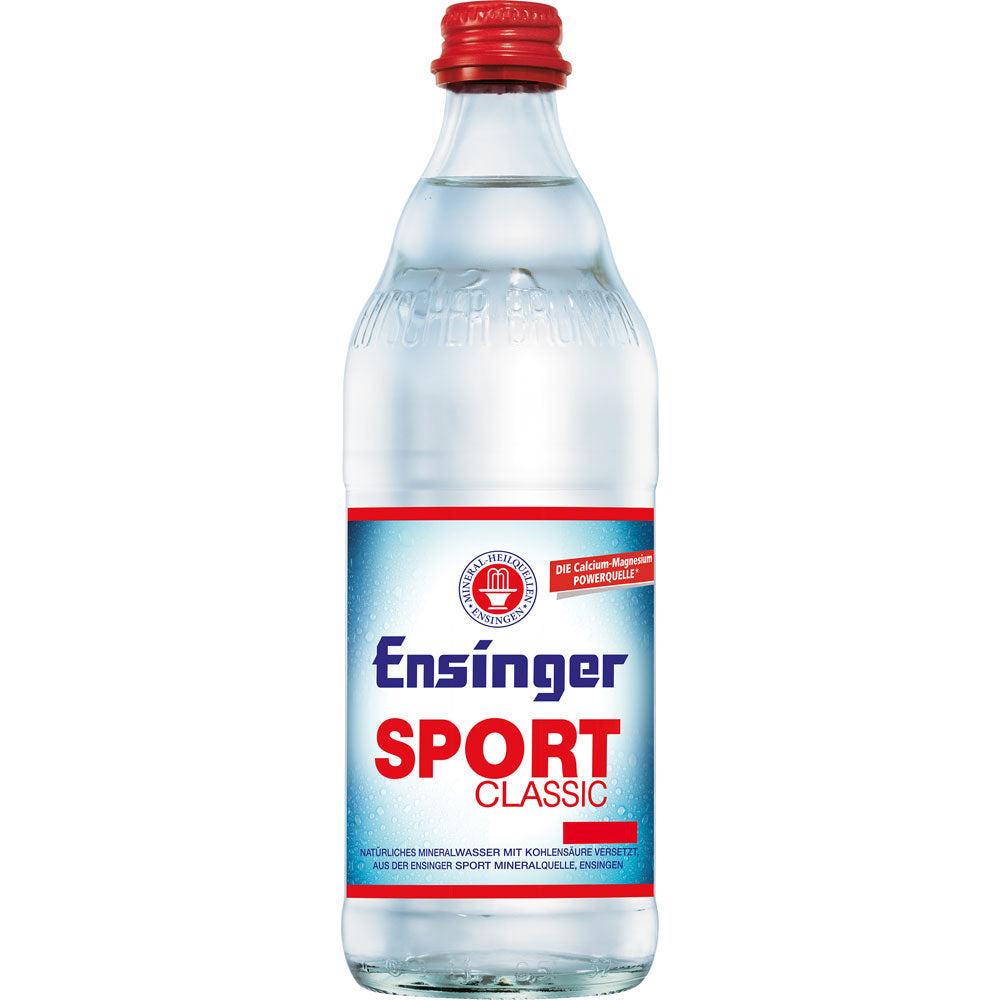 Eine klare Flasche Ensinger Sport Classic 12x 0,5 Liter (MEHRWEG) Mineralwasser mit rotem Verschluss, blau-weißem Etikett und viel Kohlensäure für einen erfrischenden Geschmack.