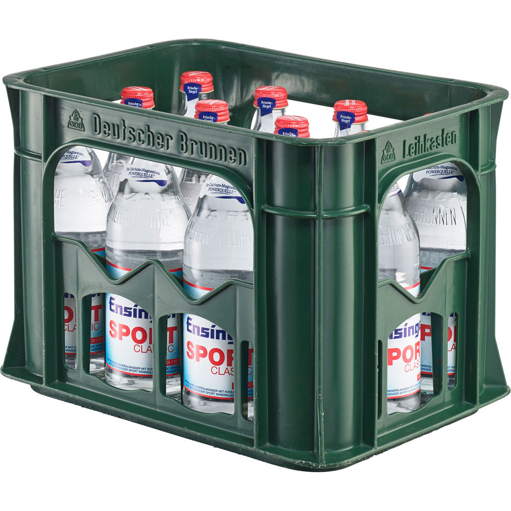 Eine grüne Kiste enthält zwölf 0,5-Liter-Flaschen Ensinger Sport Classic Mineralwasser (MEHRWEG), reich an Kalzium und Magnesium, mit blauen und roten Etiketten.