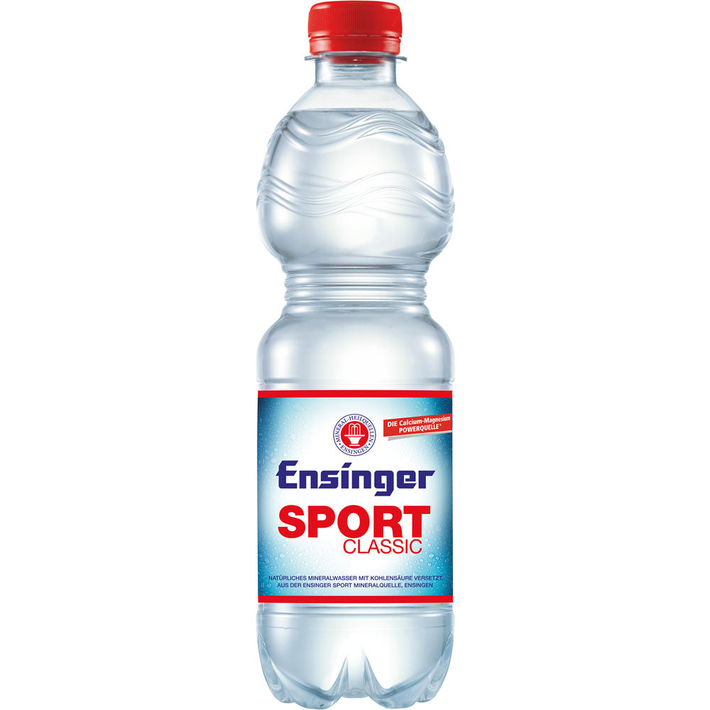 Eine klare PET-Flasche Ensinger Sport Classic (11x0,5L, Einweg) von Ensinger mit rotem Verschluss und blau-weiß-rotem Etikett, reich an Magnesium und Calcium.