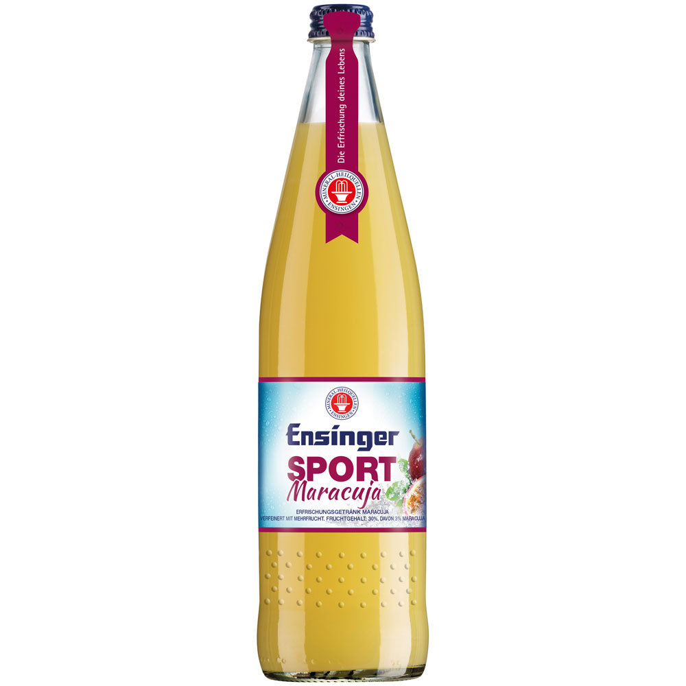 Eine 0,75-L-Glasflasche Ensinger Sport Maracuja N2, eine kalorienarme Fruchtschorle von Ensinger, mit blau-weißem Etikett und rotem Verschluss.