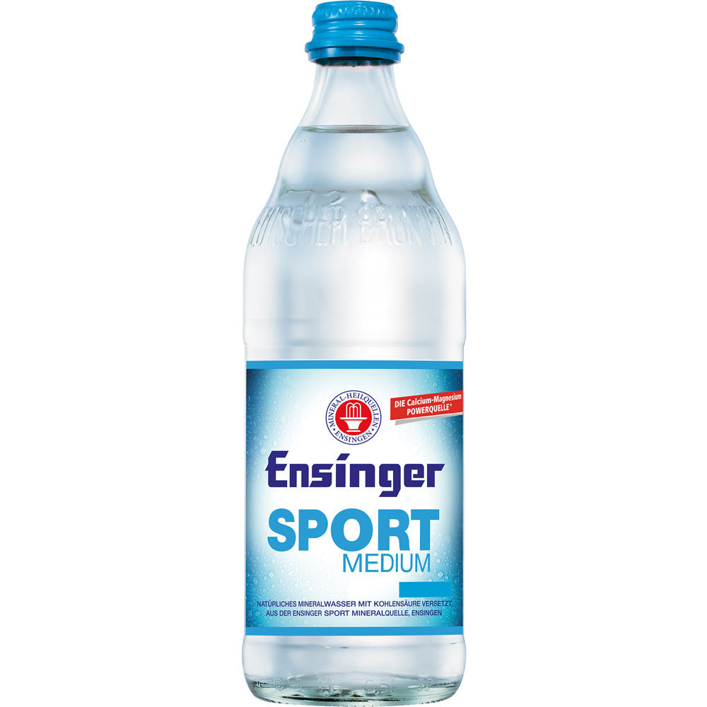 Eine klare Flasche Ensinger Sport Medium 0,5L Mineralwasser (MEHRWEG) mit wenig Kohlensäure, einem blauen Deckel und Etikett - natürlich reich an Calcium. Marke: Ensinger.