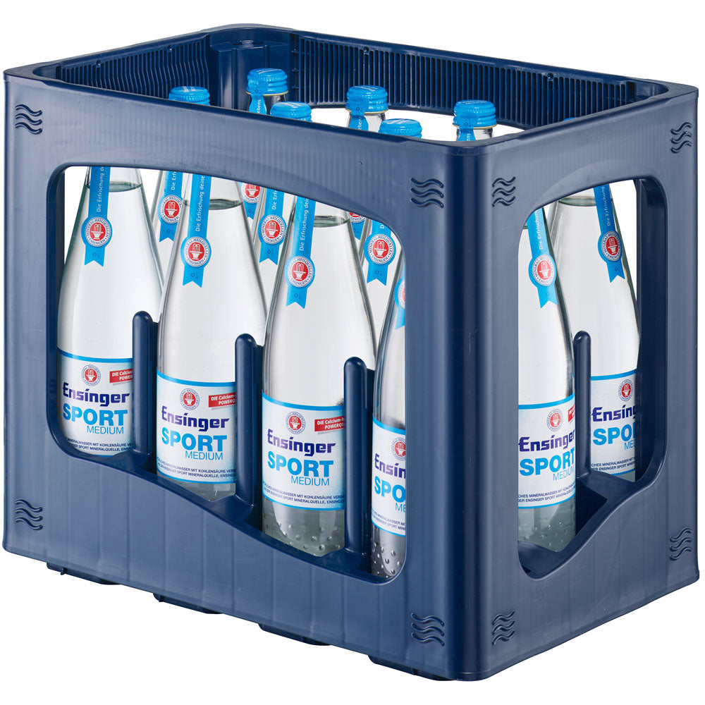 Blaue Kiste mit zwölf Flaschen Ensinger Sport Medium 12x 0,75 Liter (MEHRWEG) von Ensinger; genießen Sie dieses kalziumreiche Mineralwasser als erfrischendes Getränk.