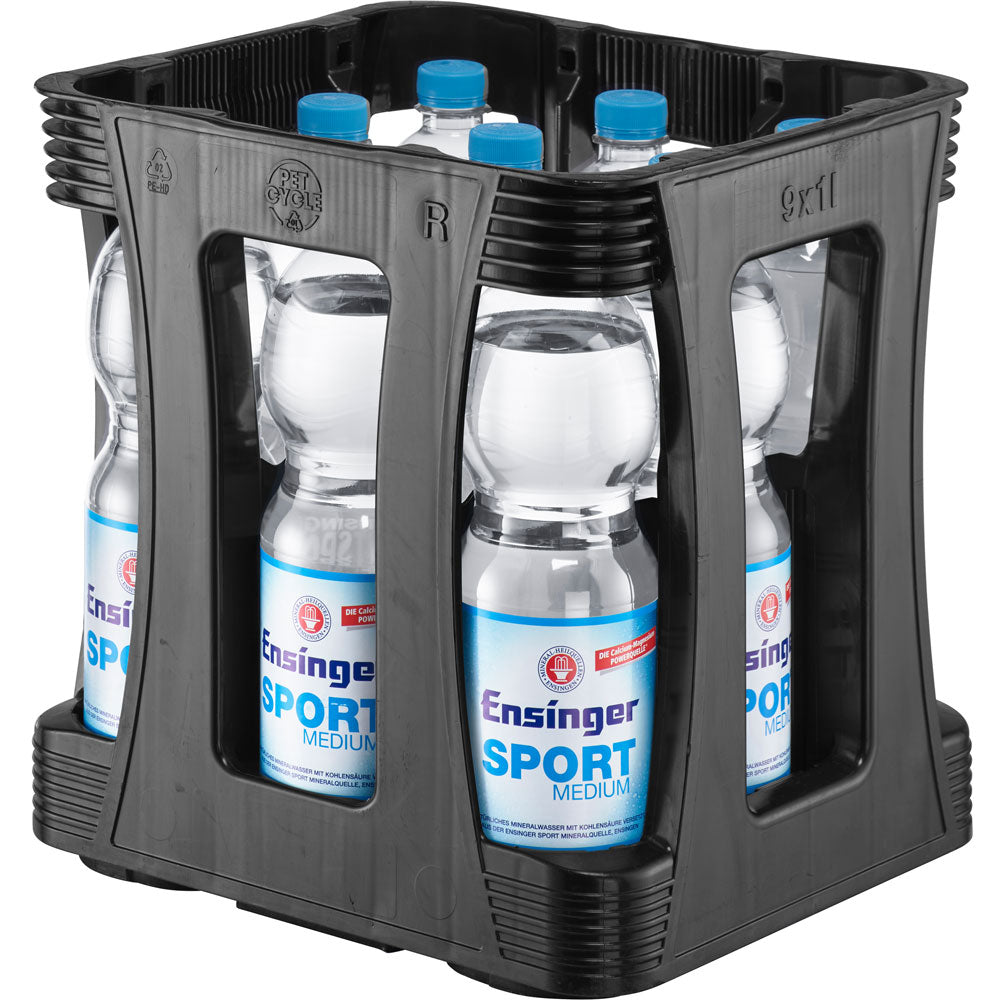 Eine schwarze Kiste enthält neun 1-Liter-PET-Flaschen Ensinger Sport Medium Mineralwasser (Einweg), ein erfrischendes natürliches Mineralwasser von Ensinger, das für seinen hohen Kalziumgehalt bekannt ist.