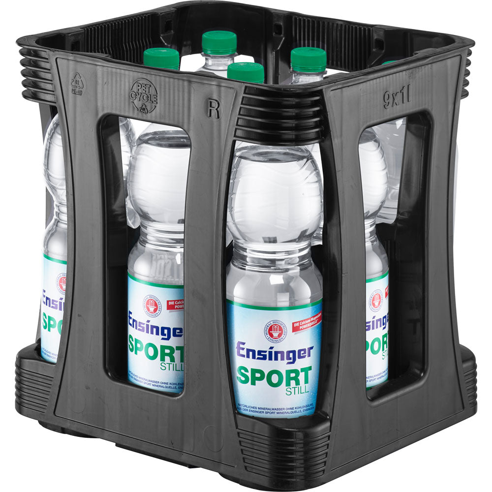 Eine schwarze Kunststoffkiste enthält neun 1-Liter-Flaschen Ensinger Sport Still PET (EINWEG), ein stilles Mineralwasser von Ensinger, jeweils mit einem grünen Verschluss.