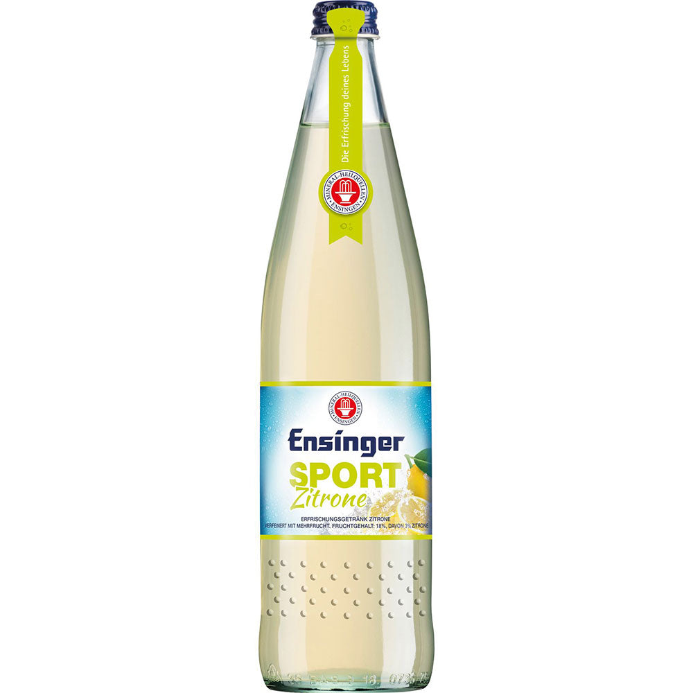 Ensinger Sport Zitrone 12x 0,75 Liter (MEHRWEG) von Ensinger ist ein veganes, kalorienarmes Mineralwasser mit Zitronengeschmack in Glasflaschen mit blauem und gelbem Etikett - ideal für eine erfrischende Flüssigkeitszufuhr.