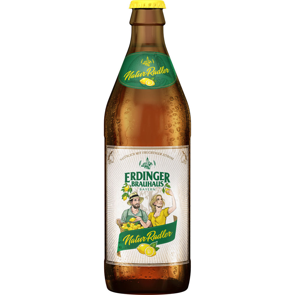 Eine braune Flasche Erdinger Weißbier Brauhaus Natur-Radler (20x 0,5L MEHRWEG) mit grün-gelbem Etikett, auf dem zwei Personen abgebildet sind.