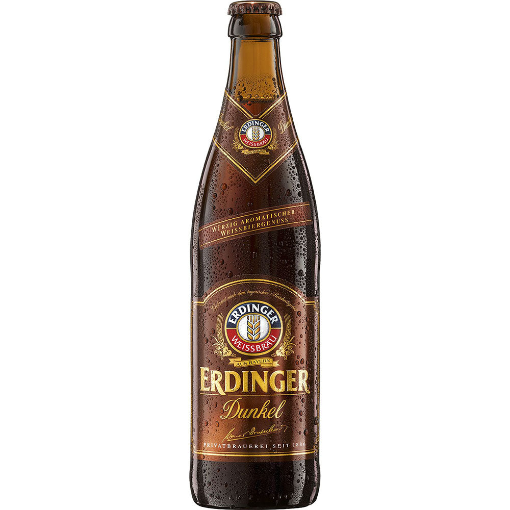 Eine braune Glasflasche Erdinger Weißbier Hefe Dunkel (20x 0,5L Mehrweg) mit einem braun-goldenen Etikett. Dieses dunkle Weißbier bietet den reichhaltigen, weichen Geschmack eines traditionellen Weizenbiers.