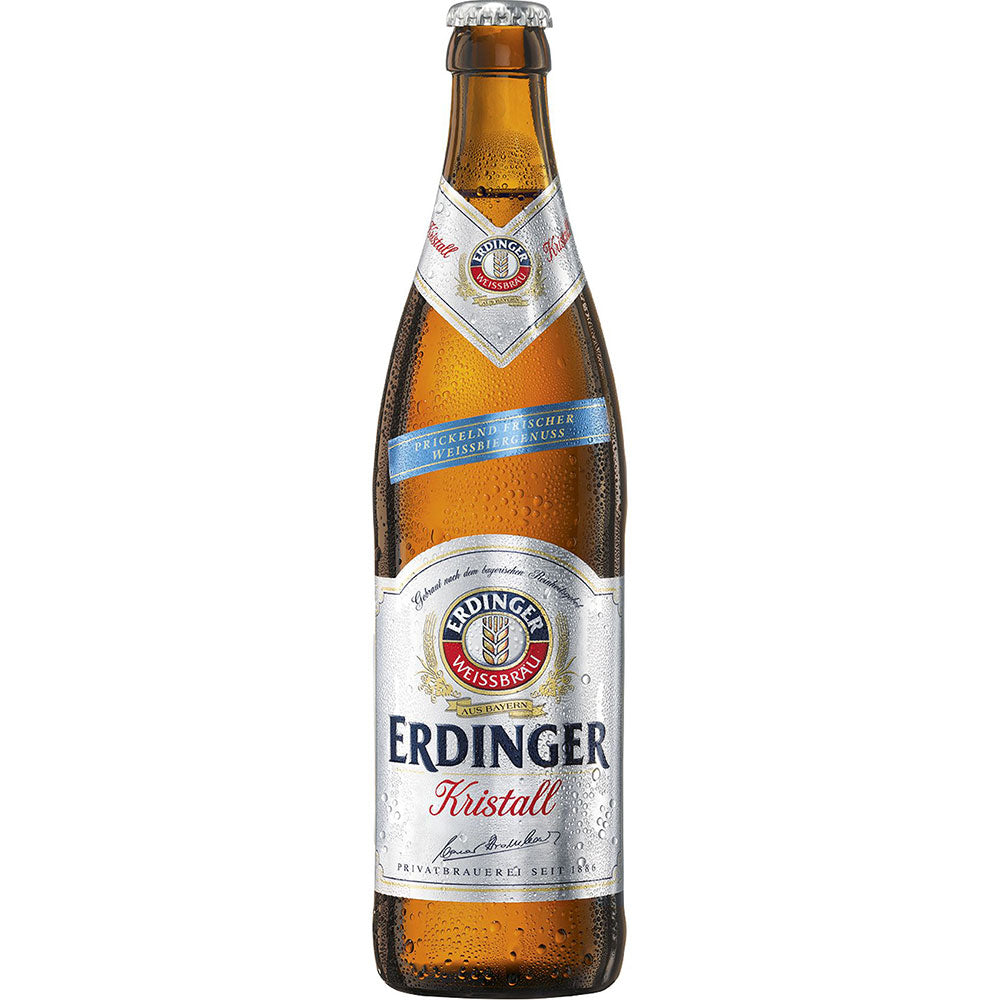 Eine Flasche Erdinger Weißbier Kristall 20x 0,5 Liter (MEHRWEG) mit Kondenswasser am Glas und deutlich sichtbarem Frontetikett.