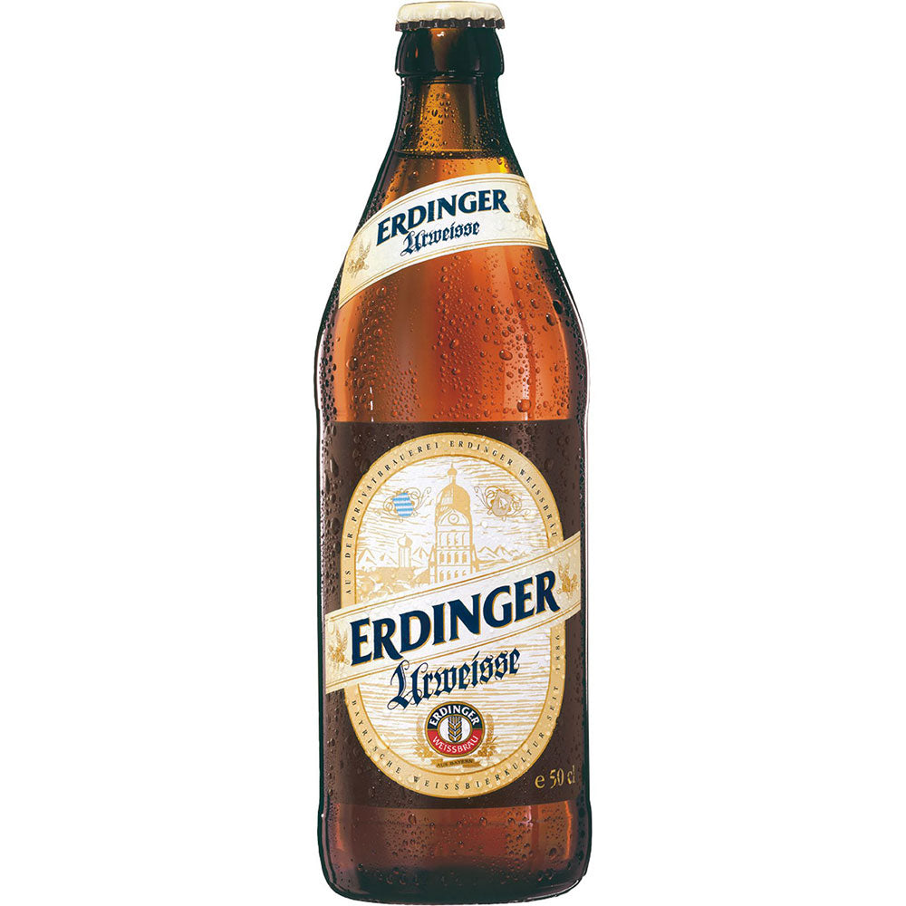 Eine braune Flasche Erdinger Weißbier Urweiße 0,5L (MEHRWEG) mit weißem Etikett und Kondenswasser auf dem Glas, das die authentische bayerische Brautradition widerspiegelt.