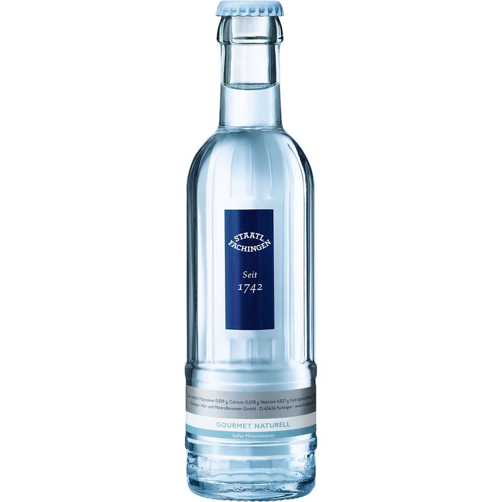 Eine Klarglasflasche von Staatl. Fachingen Gourmet Naturell 0,25L (Mehrweg), mit blauem Etikett und Verschluss, steht aufrecht.