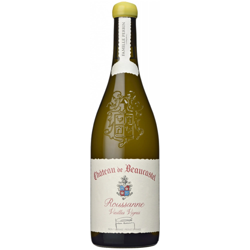 Eine Flasche „Famille Perrin Château de Beaucastel Châteauneuf-du-Pape Roussanne Vieilles Vignes 2021“ mit cremefarbenem Etikett und gelbem Verschluss.