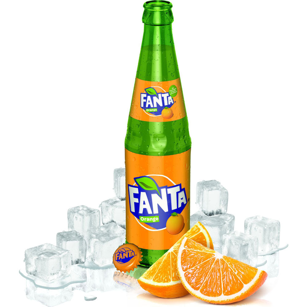 Eine gekühlte Fanta Orange 0,33L Mehrweg-Flasche aus dem Fanta Orange 24x Pack steht mit Eiswürfeln und Orangenscheiben auf einem weißen Hintergrund.