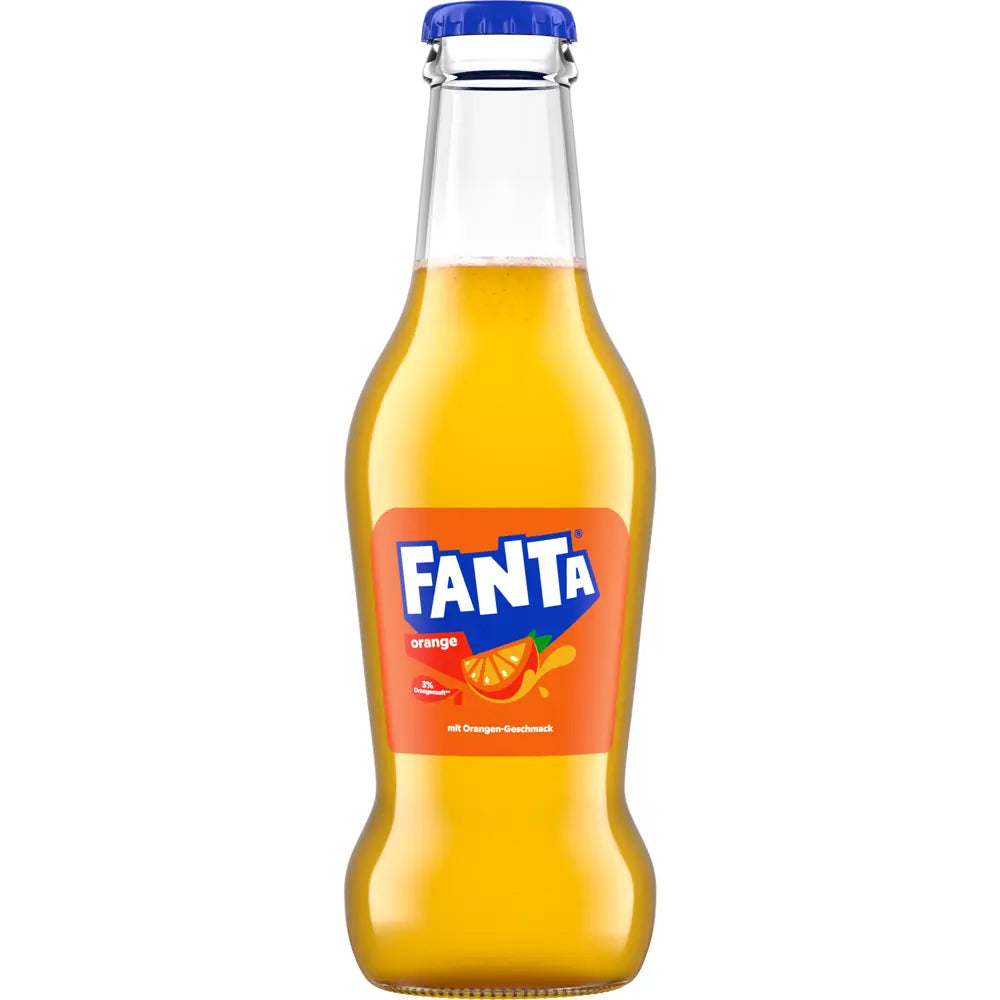 Eine Glasflasche Fanta Orange 0,2L (MEHRWEG) von Fanta mit blauem Verschluss und orangem Etikett hebt sich von einem weißen Hintergrund ab.