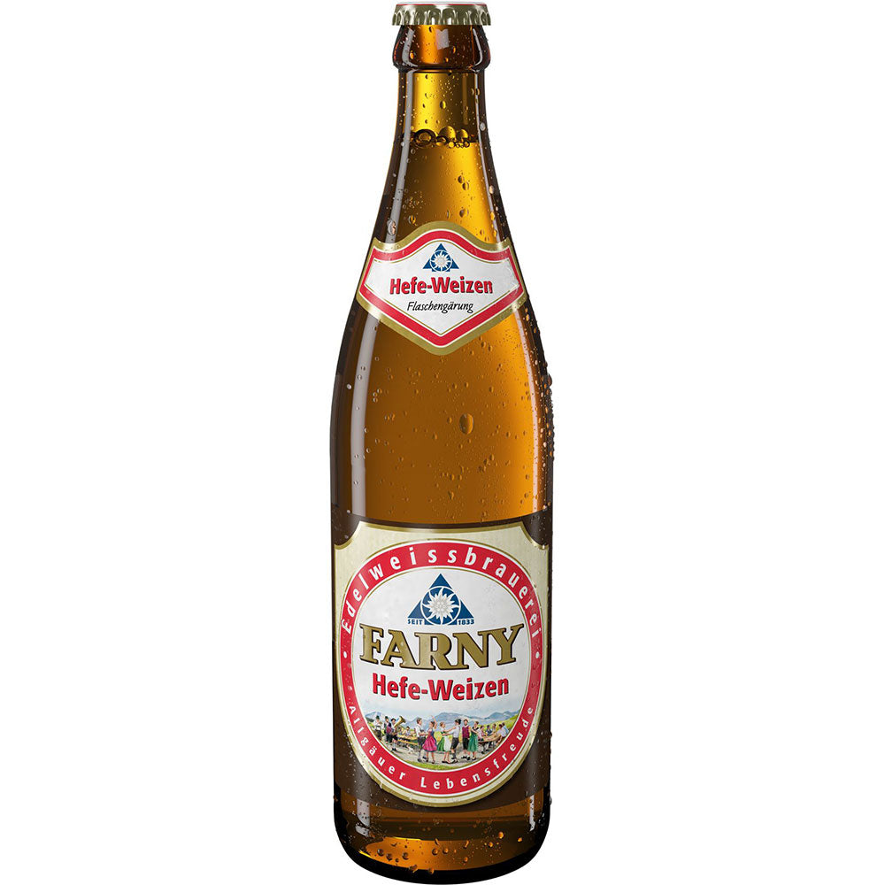 Ein Farny Hefe-Weizen Hell 0,5L Mehrwegflasche mit rot-weißem Etikett und Kondenswasser unterstreicht den klassischen, durch traditionelle Flaschengärung verfeinerten Geschmack.