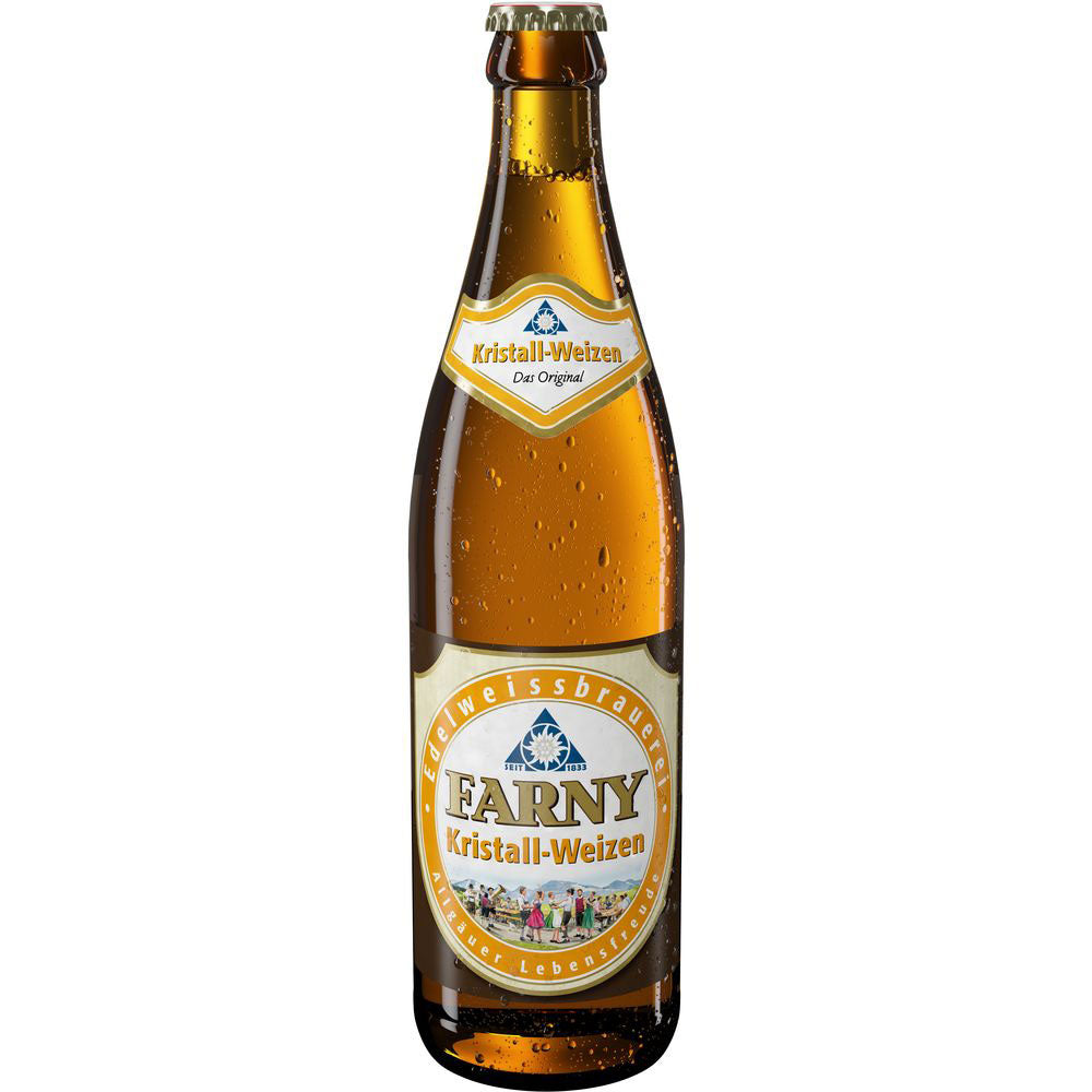 Eine braune Glasflasche Farny Kristall-Weizen 20x 0,5 Liter (MEHRWEG) von Farny, auf deren Oberfläche Kondensationstropfen glitzern.