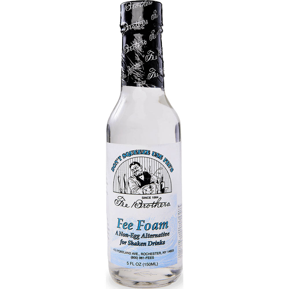 Eine klare 0,15-Liter-Flasche Fee Brothers Fee Foam Eiweißersatz von Fee Brothers mit einem schwarz-silbernen Verschluss - ideal, um Cocktailschaum ohne Eischnee zu Ihren geschüttelten Drinks hinzuzufügen.