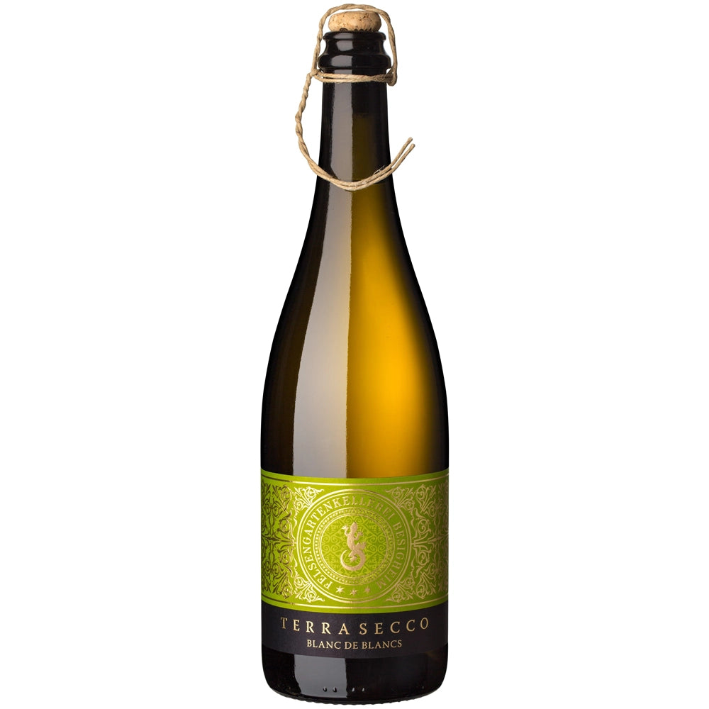 Eine Flasche „Felsengartenkellerei Besigheim Terra Secco Blanc De Blancs trocken“ aus Württemberg mit grünem Etikett und Goldfolie am oberen Rand.