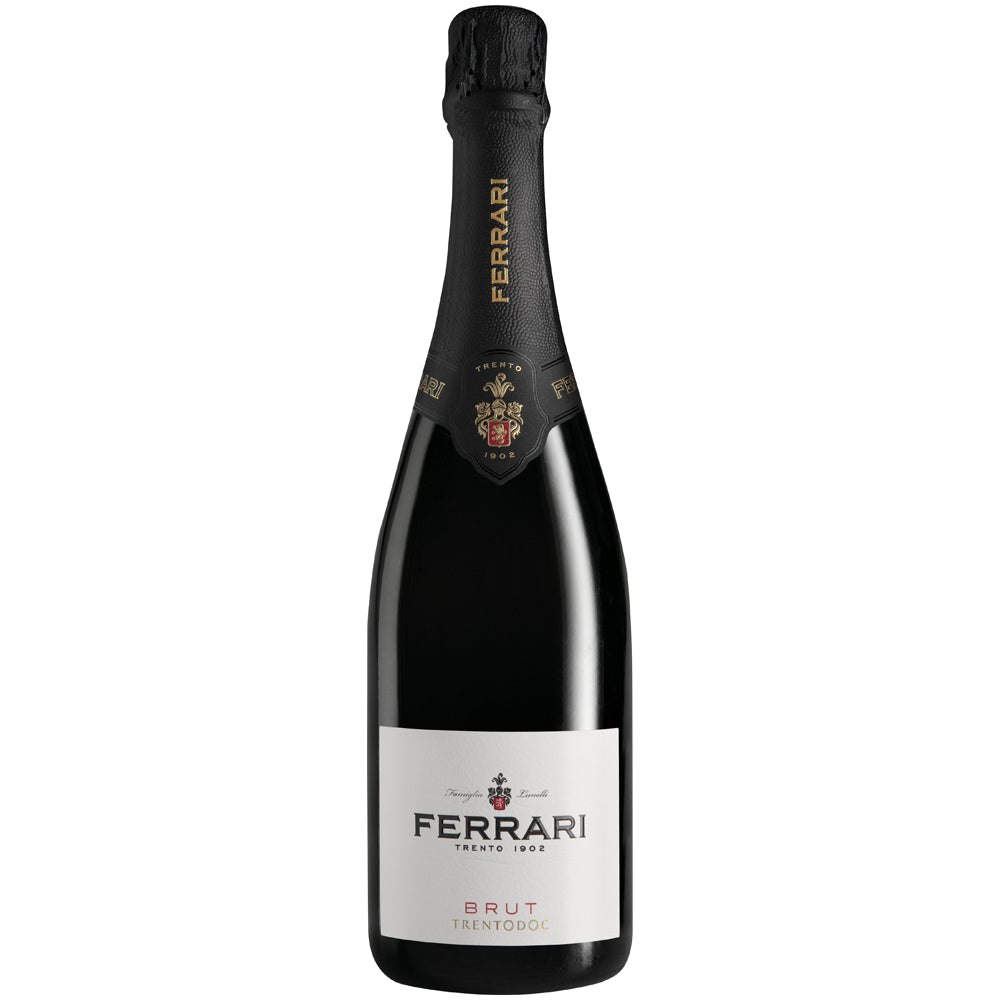 Eine schwarze 0,75-Liter-Flasche „Ferrari Spumante Brut Trentodoc“ von Ferrari mit weißem Etikett und goldfarbener Folie am Flaschenhals, hergestellt nach der traditionellen Trentodoc-Methode aus ausgewählten Chardonnay-Schaumweintrauben.