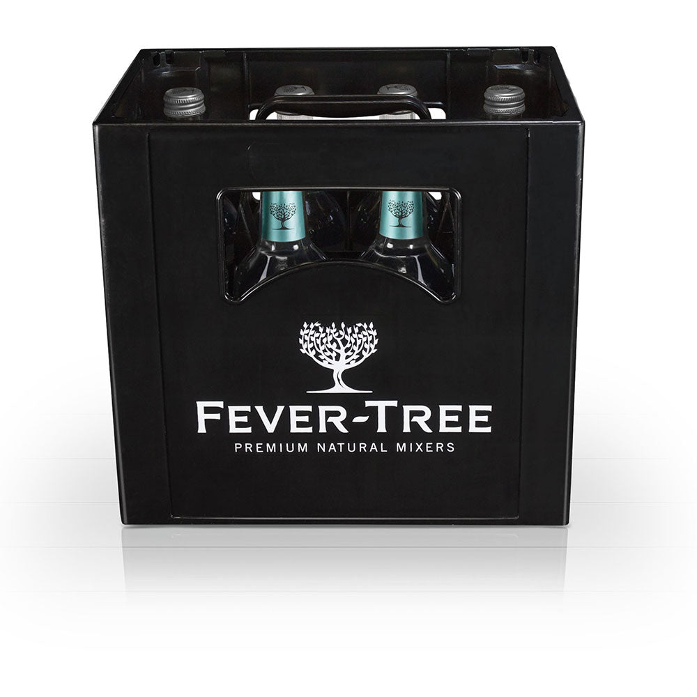 Eine schwarze Fever-Tree Kiste mit 8x 0,5L Flaschen Fever-Tree Mediterranean Tonic Water (Mehrweg), perfekt um ein außergewöhnliches Gin & Tonic Erlebnis zu kreieren.