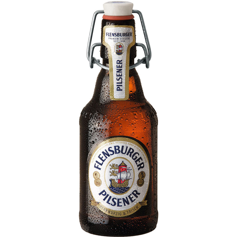 Eine gekühlte Flensburger Pilsener 20x 0,33 Liter (MEHRWEG) Flasche mit Kondenswasser und einem klassischen Bügelverschluss von Flensburger auf weißem Hintergrund.