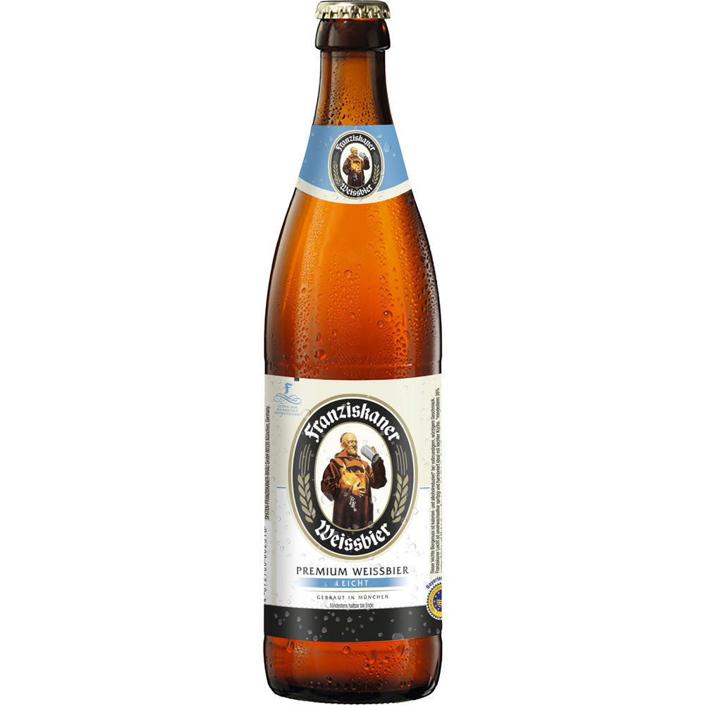 Eine Franziskaner Weißbier Hefe-Weißbier Leicht 20x 0,5L (MEHRWEG) Flasche im Braunglas mit weißem Mönchsetikett bietet ein erfrischendes, kalorienreduziertes bayerisches Weißbier für Fans.
