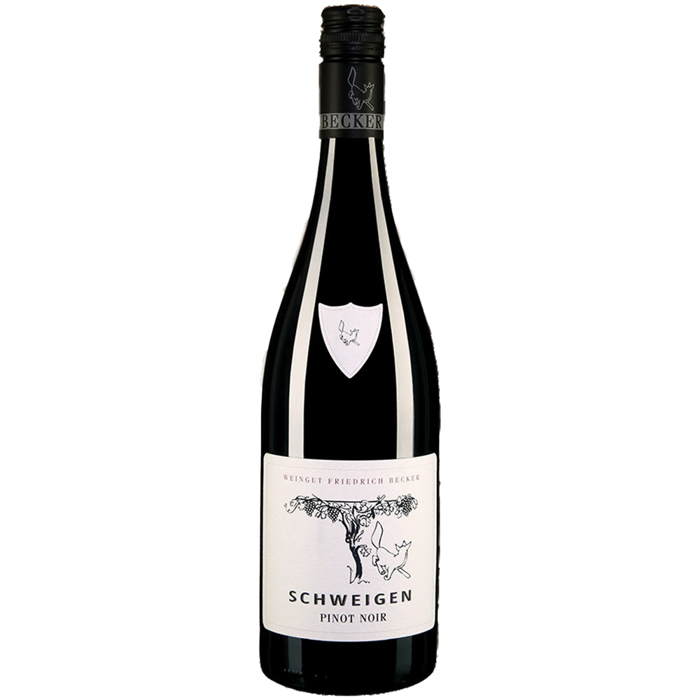 Eine Flasche „Weingut Friedrich Becker Pinot Noir Schweigen trocken 2019“ mit weißem Etikett und schwarzem Schraubverschluss verkörpert den raffinierten Stil, der für die Handwerkskunst von Friedrich Becker charakteristisch ist.