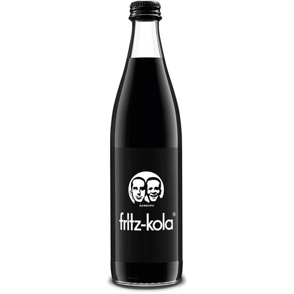 Eine MEHRWEG Glasflasche von fritz-kola 10x0,5L mit schwarzem Etikett und zwei Gesichtern Logo auf weißem Hintergrund, mit veganer Cola und natürlichem Koffein.