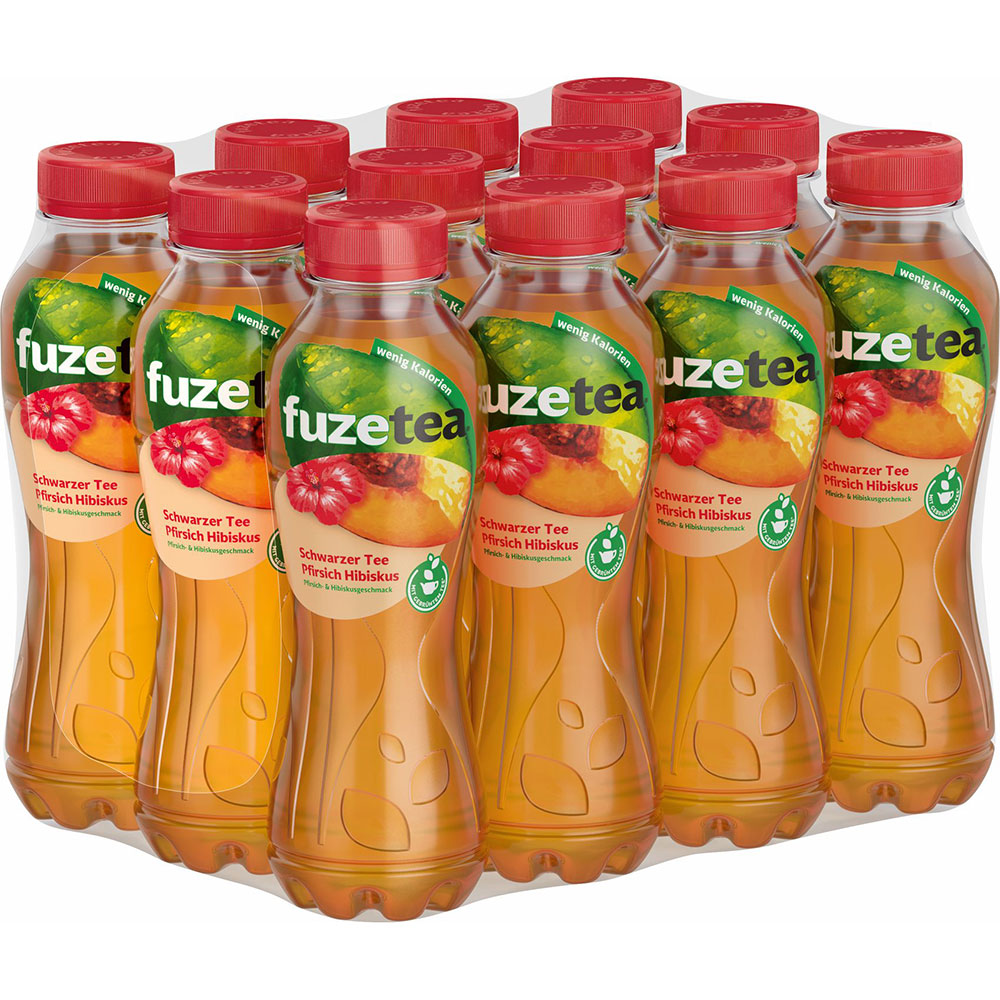Zwölf Flaschen Fuze Tea Schwarzer Tee Pfirsich Hibiskus Eistee PET (12x0,4L, EINWEG) von Fuze Tea - erfrischender Schwarztee mit Pfirsich und Hibiskus in praktischen Kunststoffflaschen mit rotem Verschluss.
