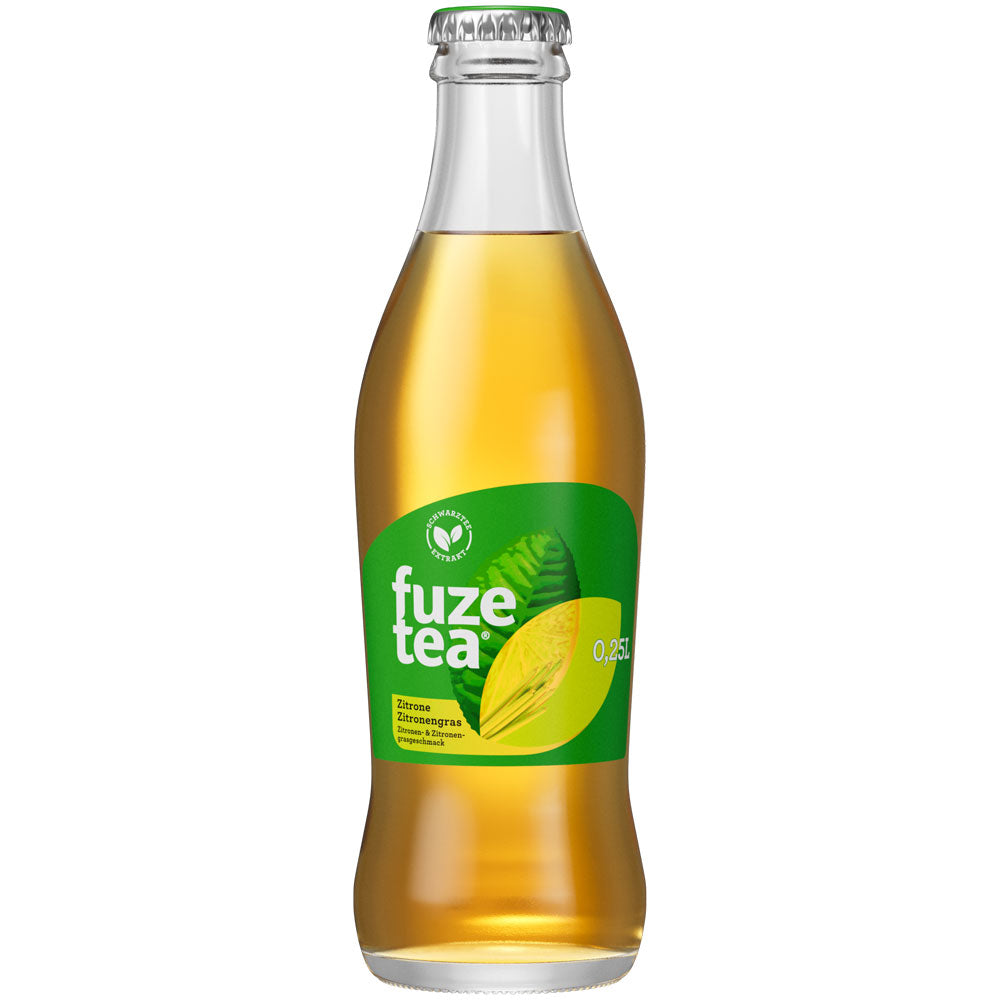 Eine 0,25-L-Glasflasche Fuze Tea Zitrone-Zitronengras Eistee von Fuze Tea mit einem bernsteinfarbenen Schwarztee Eistee und einem grünen Etikett; erhältlich in einer Packung mit 24 Stück (Mehrweg).