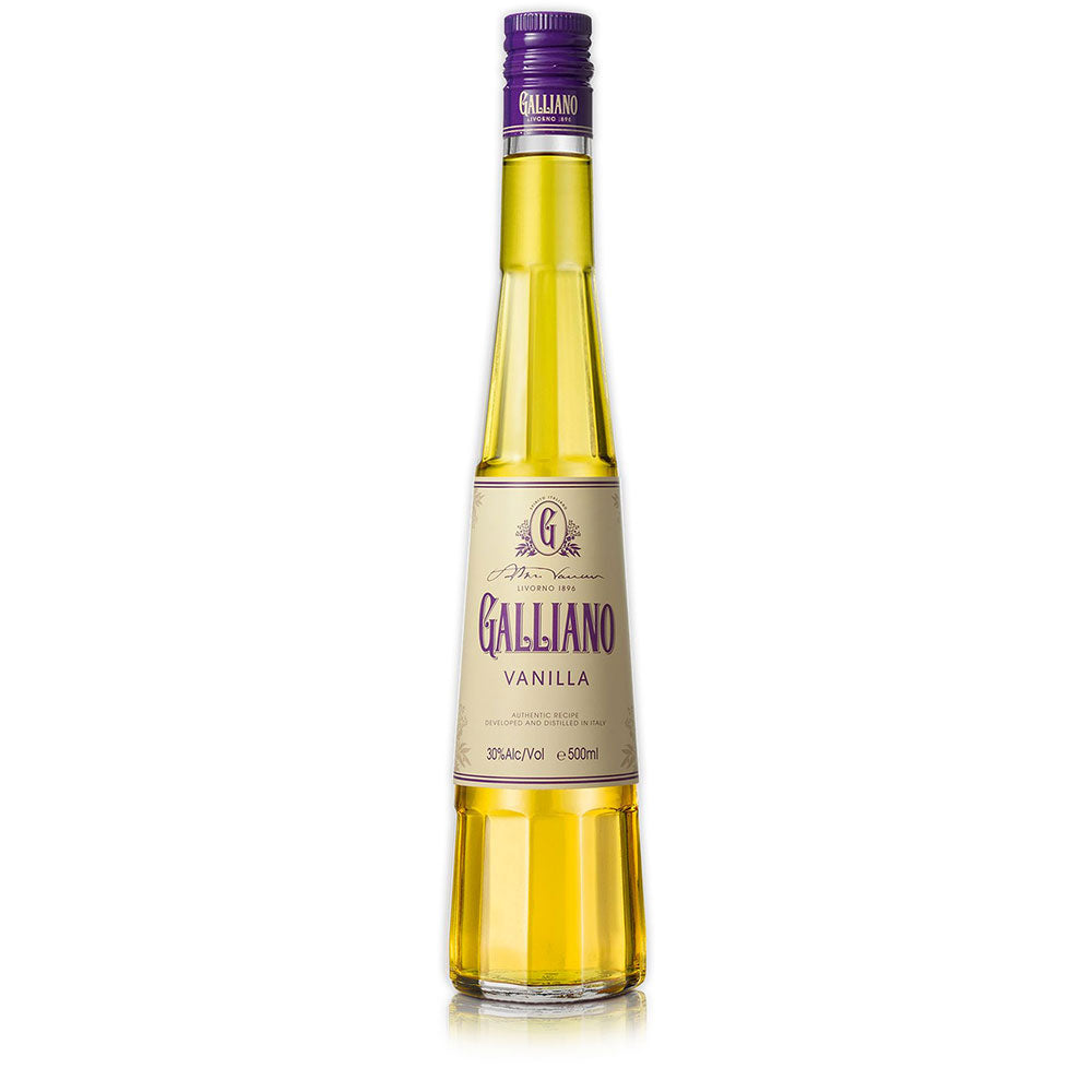 Eine 0,7-Liter-Flasche Galliano Vanilla Liquore (30% ABV) von Galliano mit gelber Flüssigkeit und violettem Etikett steht auf einem weißen Hintergrund.