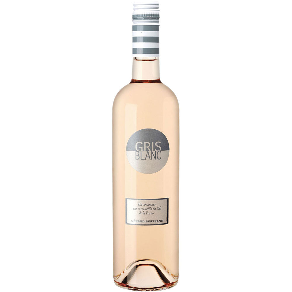 Eine Flasche Gérard Bertrand Gris Blanc Pays d'Oc 2024 mit einer hellrosa Farbe und einem gestreiften Silberdeckel.