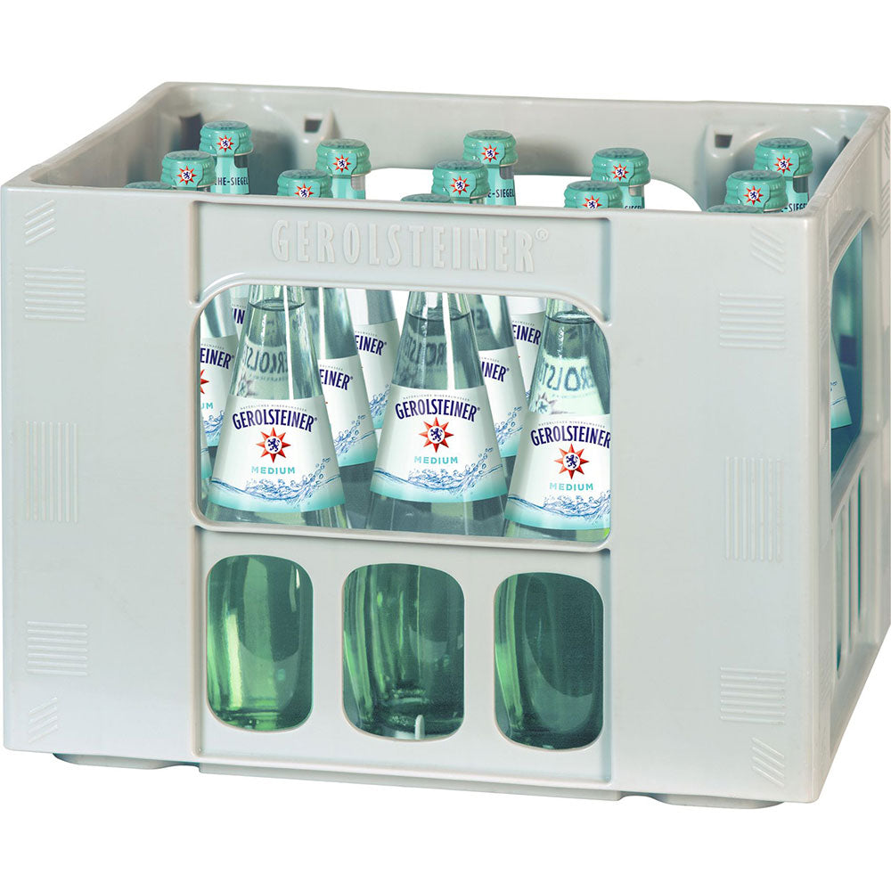 Eine Kunststoffkiste mit fünfzehn Flaschen Gerolsteiner Gourmet Medium 0,5 l (MEHRWEG), reich an Kalzium und Magnesium, jeweils mit blauen Etiketten und Verschlüssen.
