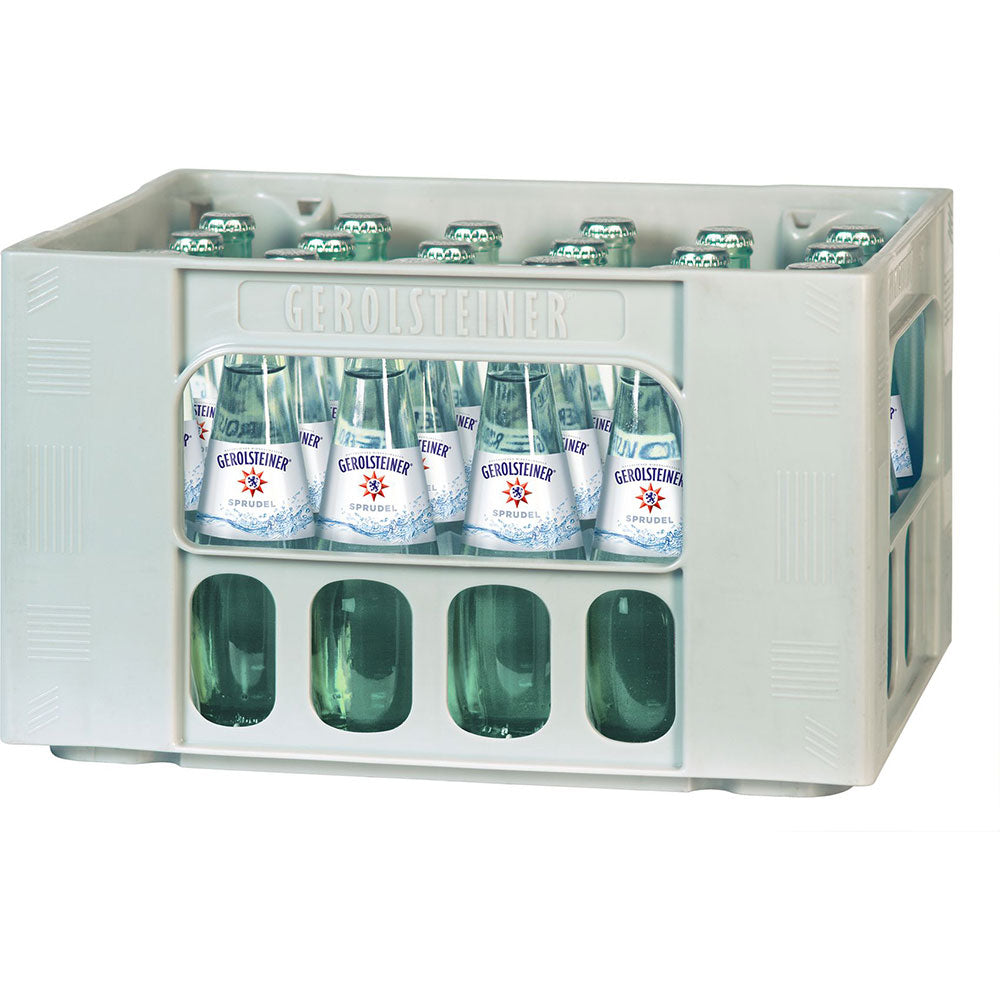 Eine graue Kiste mit 24 Glasflaschen Gerolsteiner Gourmet Sprudel 0,25L (MEHRWEG), das prickelnde Mineralwasser von Gerolsteiner.