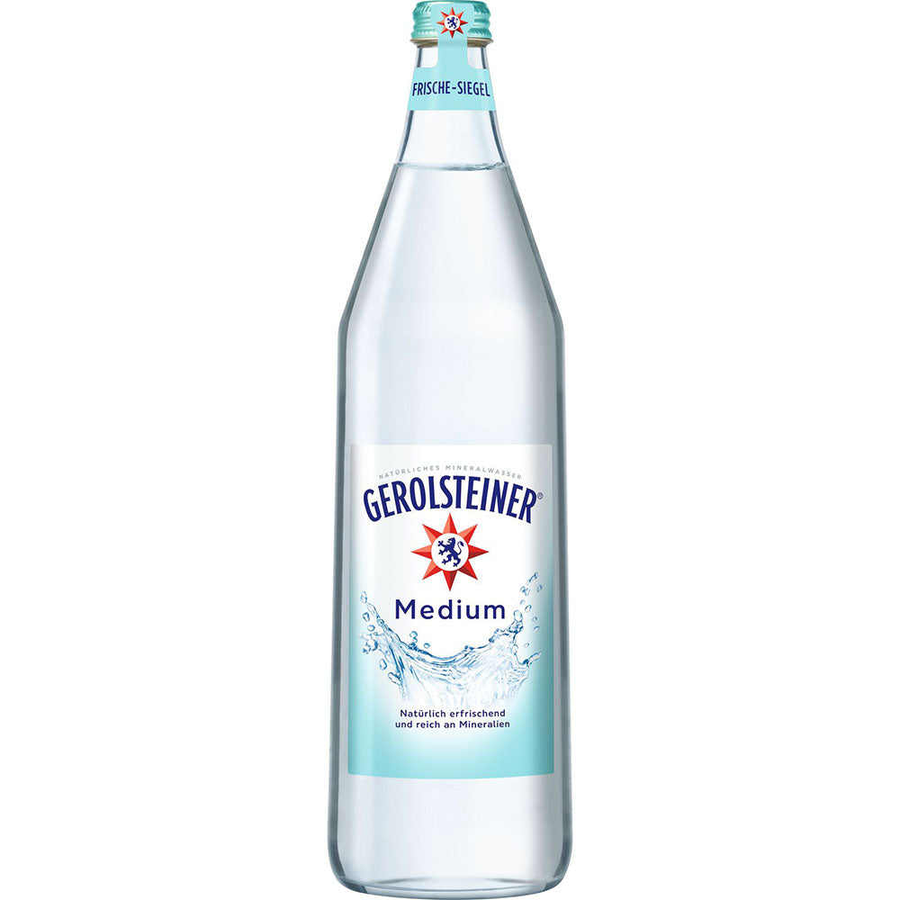 Eine Klarglasflasche Gerolsteiner Medium 6x 1 Liter (MEHRWEG) Mineralwasser, reich an Kalzium und Magnesium, mit einem blau-weißen Etikett.