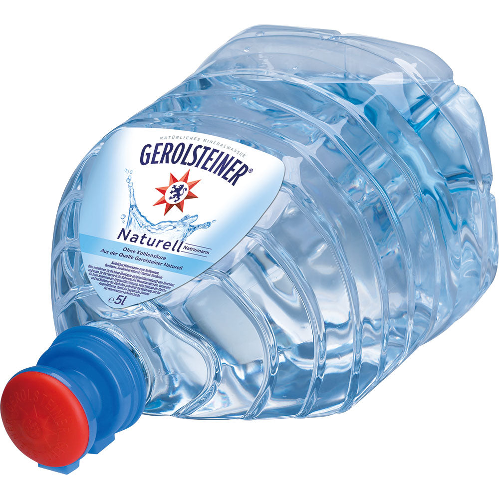 Eine zerknitterte 5-Liter-Flasche Gerolsteiner Naturell Office Line (EINWEG) mit blauem Etikett und rotem Verschluss liegt auf der Seite.