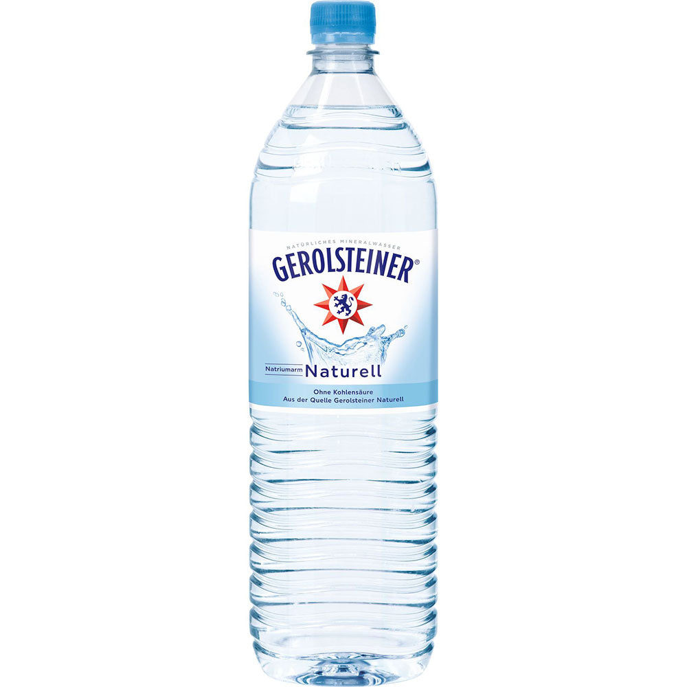 Eine klare PET-Flasche Gerolsteiner Naturell (6x1,5L Mehrweg), stilles Mineralwasser ohne Kohlensäure, mit blauem Verschluss und Etikett.