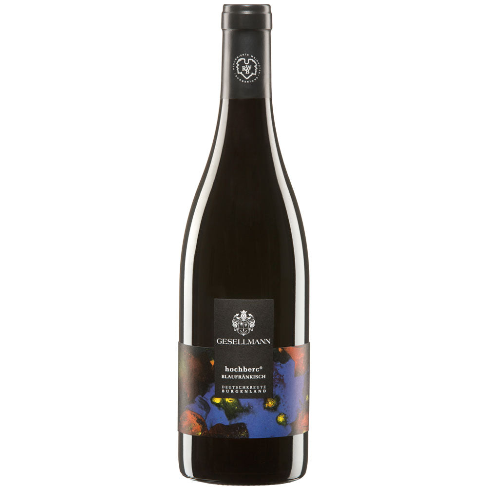 Eine Flasche Gesellmann Blaufränkisch Hochberc BIO 2021, ein raffinierter Rotwein aus dem Hause Gesellmann, mit einem dunklen Etikett mit abstraktem Kunstwerk, das die Eleganz des Mittelburgenländer Rotweins widerspiegelt.