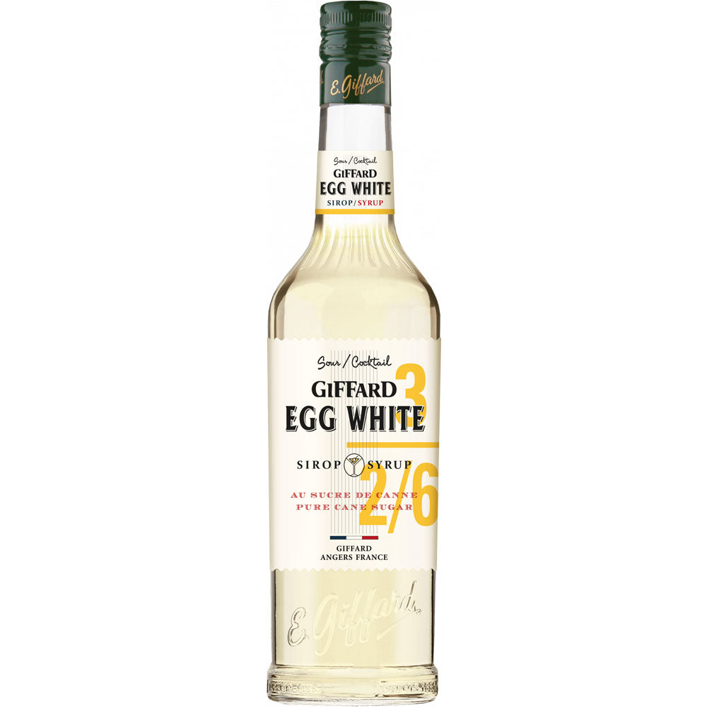 Eine 0,7-Liter-Flasche Giffard Eiweißsirup mit weißem Etikett und gelben Akzenten steht auf einem schlichten weißen Hintergrund - ideal als Eiweißersatz-Cocktail-Zutat.