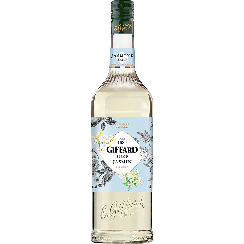 Eine 1-Liter-Flasche Giffard Jasmin Sirup - ideal für blumige Drinks - mit dem charakteristischen Design von Giffard, einem hellblauen Etikett und einem goldenen Verschluss.
