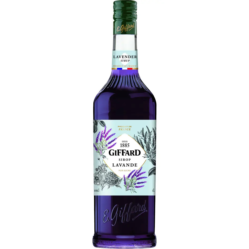 Eine 1-Liter-Flasche Giffard Lavendel Sirup Lavande von Giffard mit violetter Flüssigkeit und einem mit zarten Lavendelblüten verzierten Etikett.