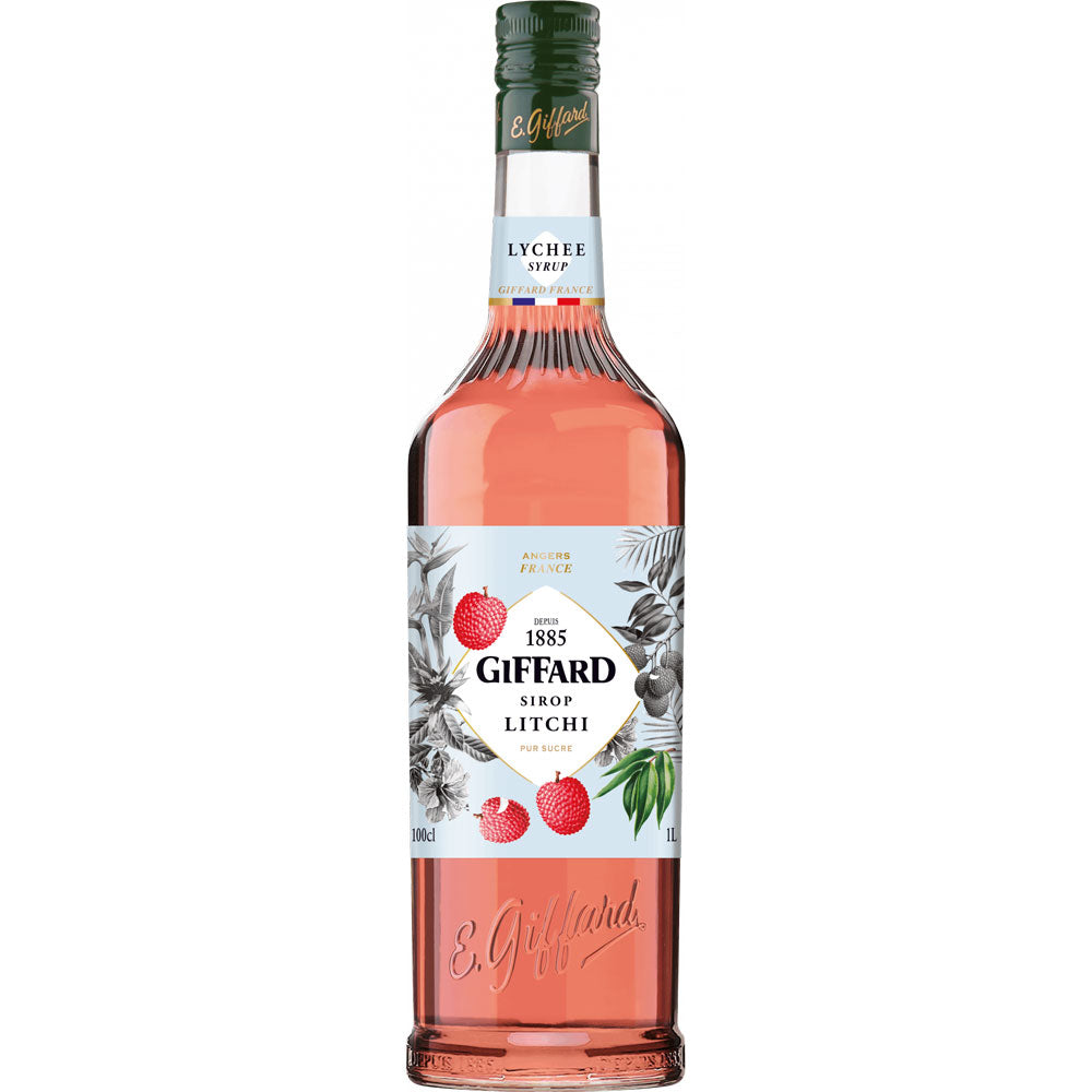 Der Giffard Litschi Sirup Litschi 1 Liter von Giffard hat eine rosafarbene Flüssigkeit und ein Etikett mit Litschi-Fruchtabbildungen, ideal für die Zubereitung erfrischender Litschi-Cocktails.