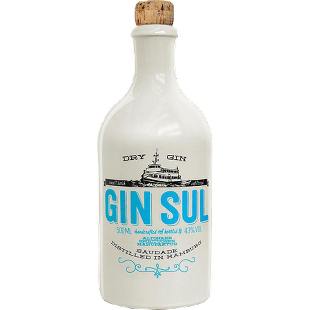 Gin Sul Hamburg Dry Gin 43% 0,5 Liter von Gin Sul kommt in einer weißen Keramikflasche mit blauer Aufschrift und Korkenverschluss, handgefertigt von der Altonaer Spirituosen Manufaktur.