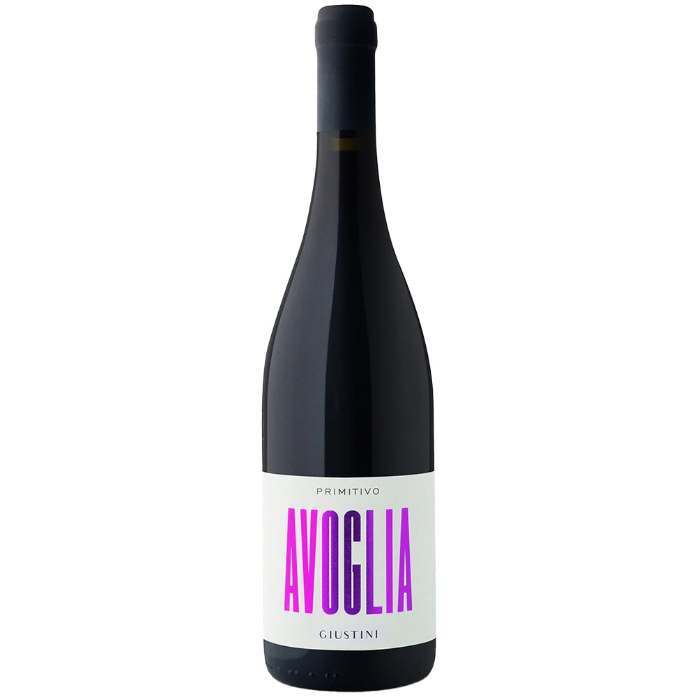 Eine Flasche Giustini Avoglia Primitivo Puglia IGP 2025 mit weißem Etikett und auffälliger violetter Schrift auf der Vorderseite, die den vollmundigen Charakter dieses renommierten apulischen Rotweins unterstreicht.