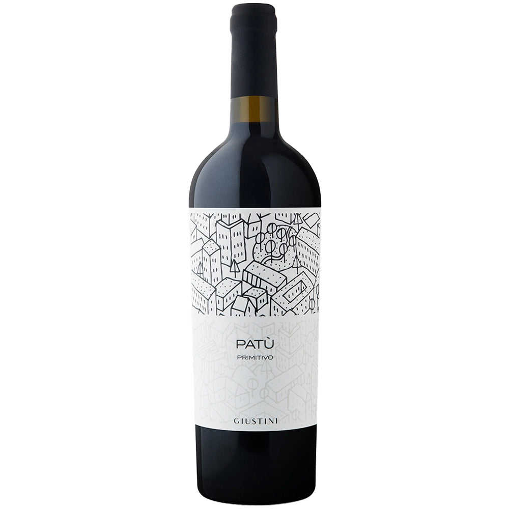 Eine Flasche Giustini Patù Primitivo Salento IGT 2024 der Marke Giustini, deren weißes Etikett mit einem schwarzen, geometrischen Stadtbild verziert ist, unterstreicht den unverwechselbaren Charakter der apulischen Weine.