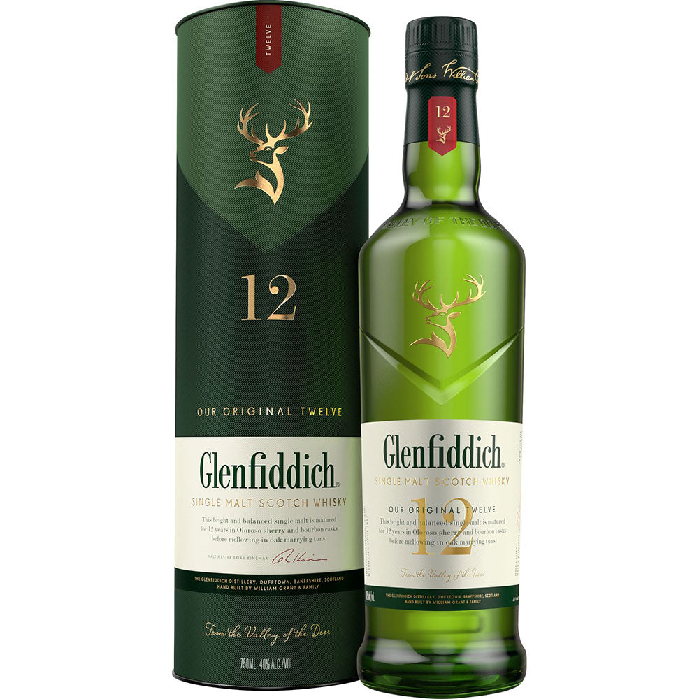 Glenfiddich 12 Jahre Single Malt Scotch Whisky 40% 0,7L Flasche und zylindrische Schachtel, beide mit dem goldenen Hirsch-Logo und dem Glenfiddich Branding.