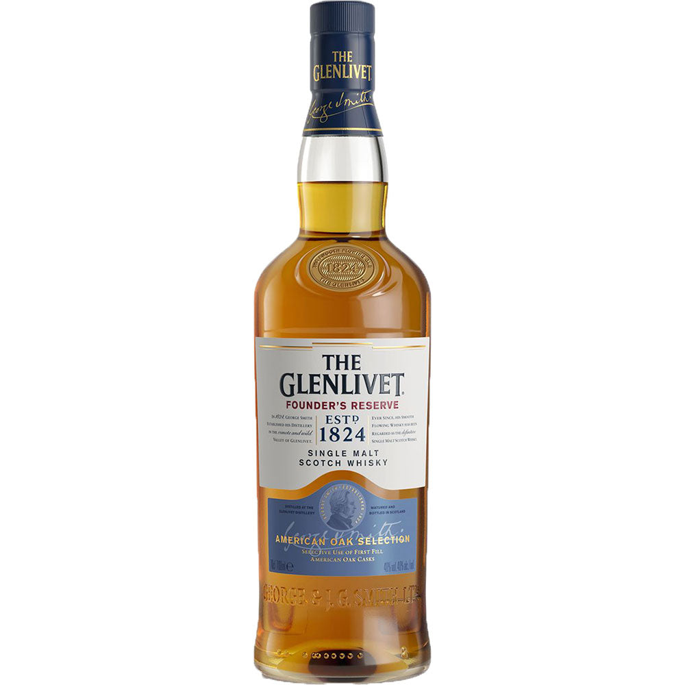 Eine 0,7-Liter-Flasche Glenlivet Founder's Reserve Single Malt Scotch Whisky 40% ist mit einem unverwechselbaren blau-goldenen Etikett versehen, das die bekannte Marke Glenlivet hervorhebt.