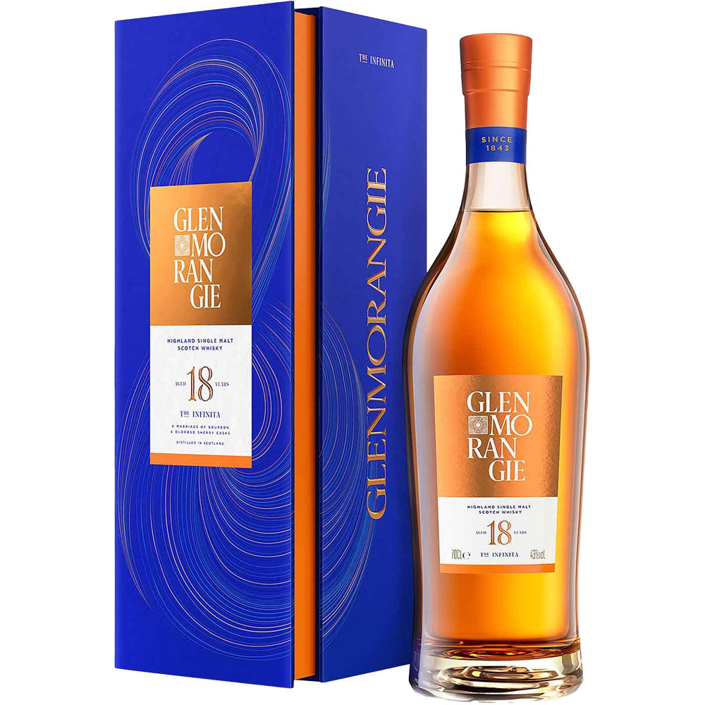 Eine Glenmorangie 18 Jahre Single Malt Scotch Whisky 43% 0,7 Liter Flasche wird neben ihrer blau-orangenen Markenschachtel gezeigt, die seine Reifung in Oloroso-Sherry-Fässern für einen reichen, komplexen Geschmack hervorhebt.